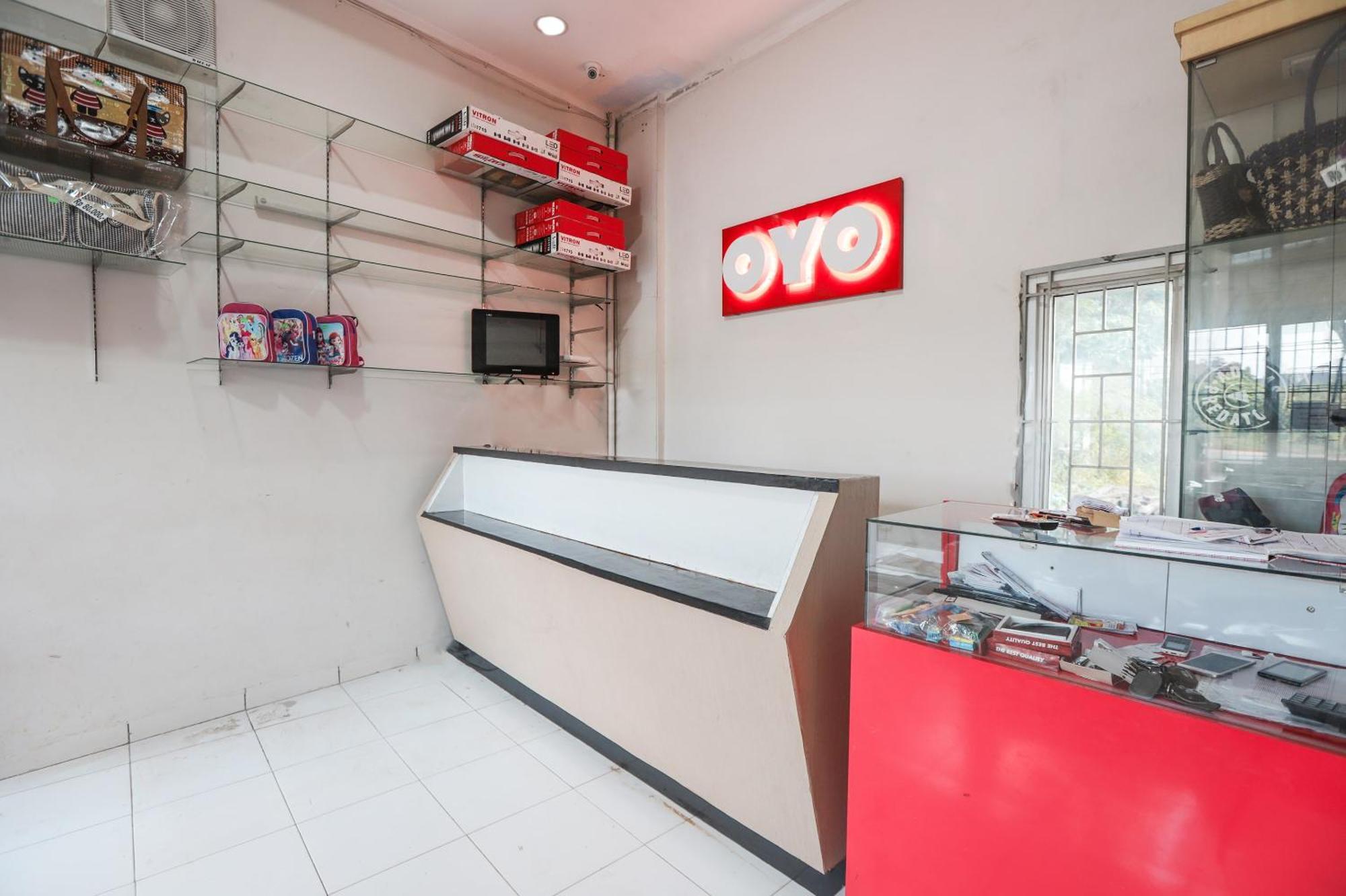 Oyo 387 Alfa Guest House Tegal  Exterior photo