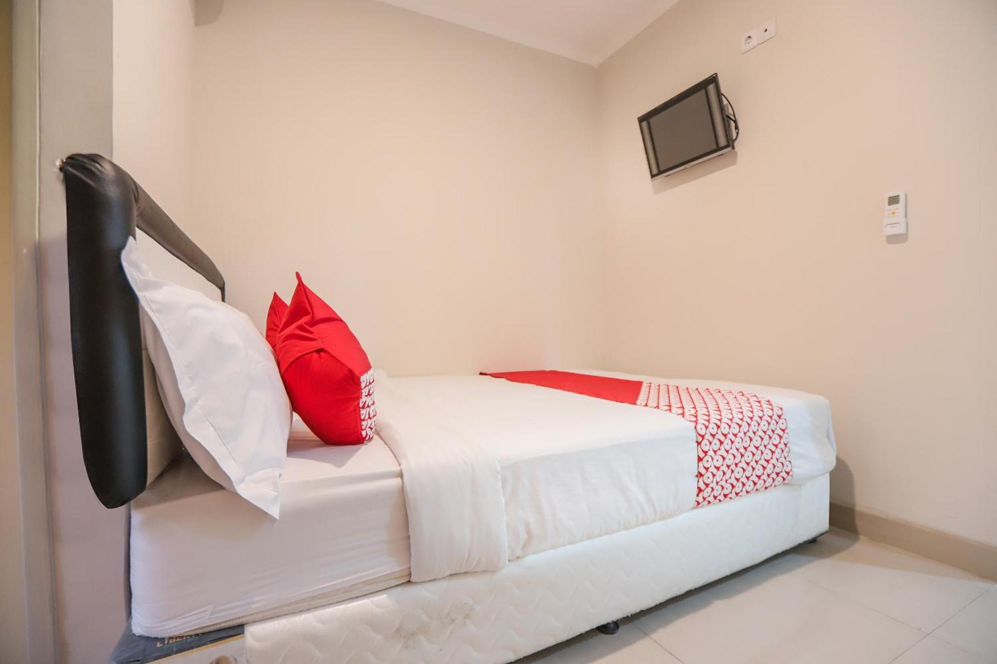 Oyo 387 Alfa Guest House Tegal  Exterior photo