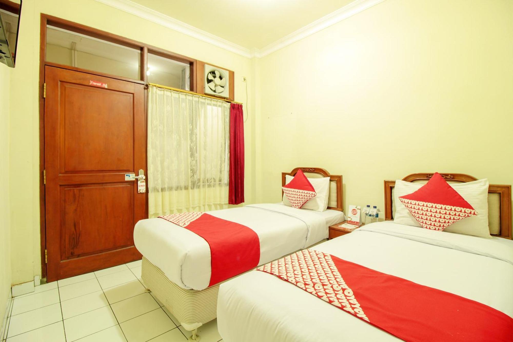 Oyo 387 Alfa Guest House Tegal  Exterior photo