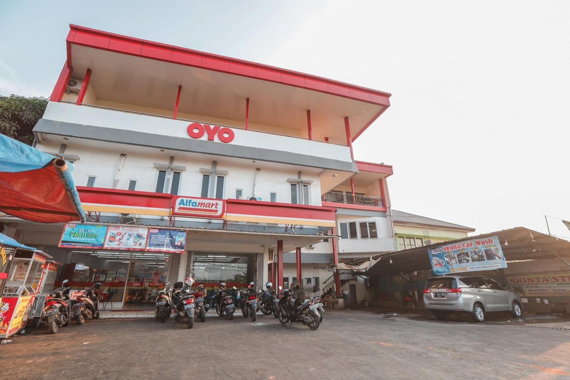 Oyo 387 Alfa Guest House Tegal  Exterior photo